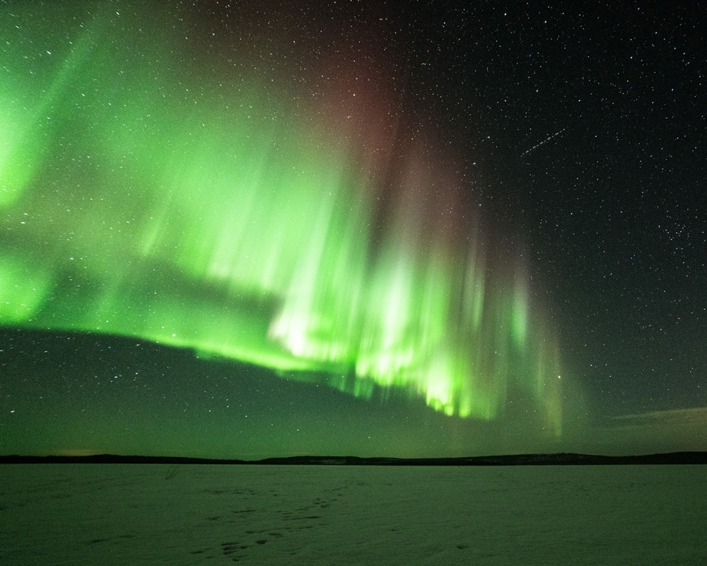 24.1.2022 red northern lights at Raanujärvi, Finnish Lapland.