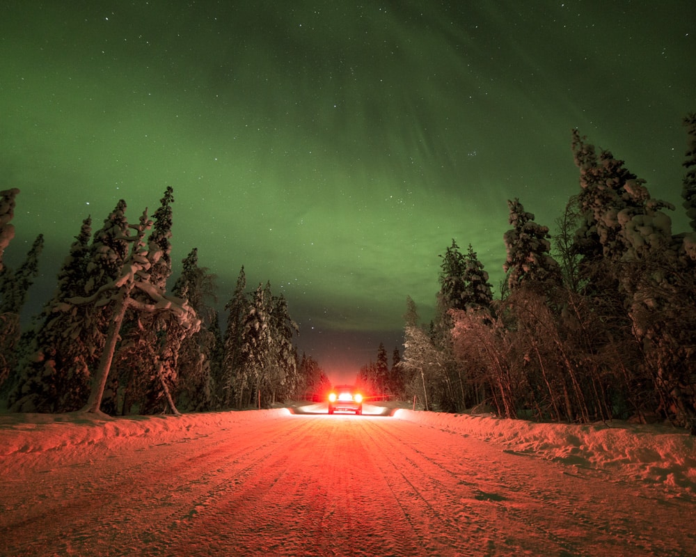 northern-lights-car car under the northern lights, Rovaniemi Finland.
